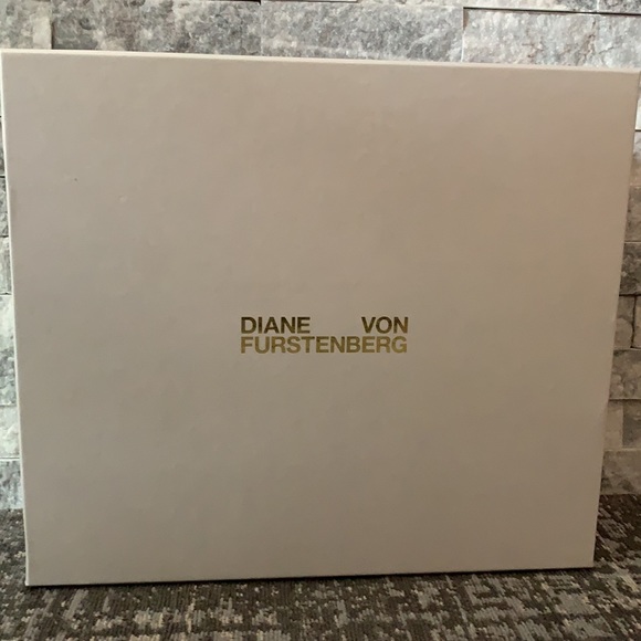 Diane Avon Furstenberg Robyn Black/Tan - Picture 7 of 7